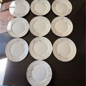 Circa white black china set of T
En dessert salad plates
